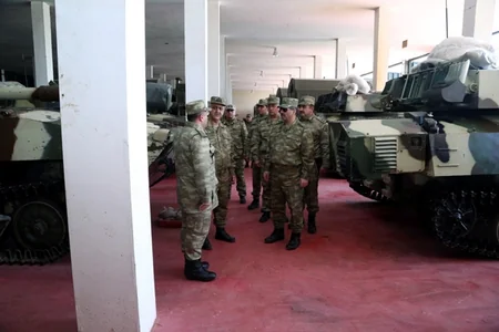 ​Azərbaycan müdafiə naziri: Biz düşmənə elə zərbələr endiririk ki, onlar qorxub qaçırlar