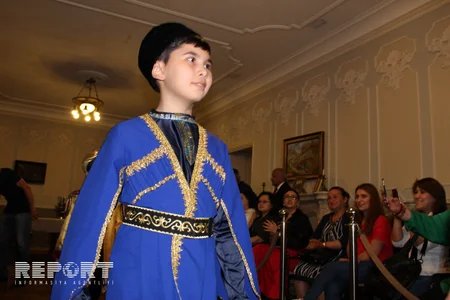В Тбилиси продемонстрировали азербайджанскую национальную одежду - ФОТО