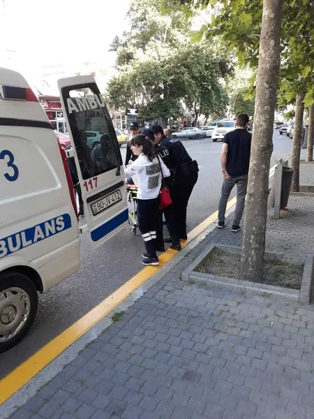 Bakıda halı pisləşən şəxs polis əməkdaşlarının köməkliyi ilə xəstəxanaya çatdırılıb