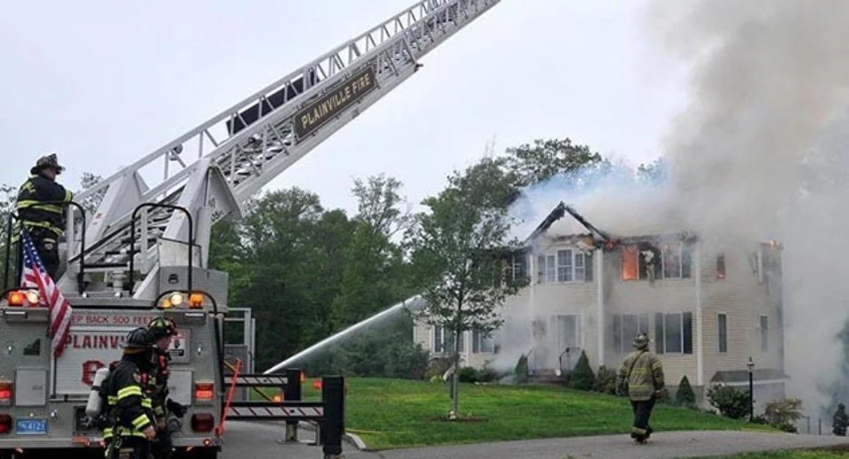 ABŞ-da təyyarə binanın üzərinə düşüb
