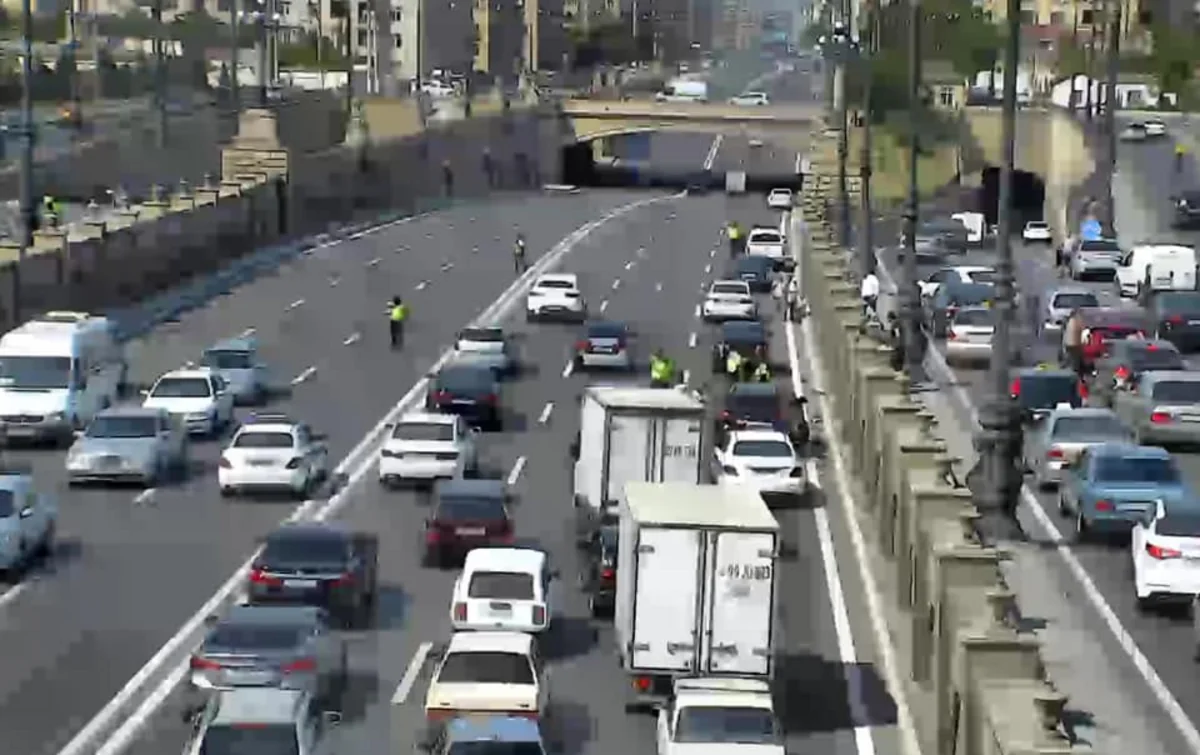 Bakının Heydər Əliyev prospektində yol qəzası baş verib