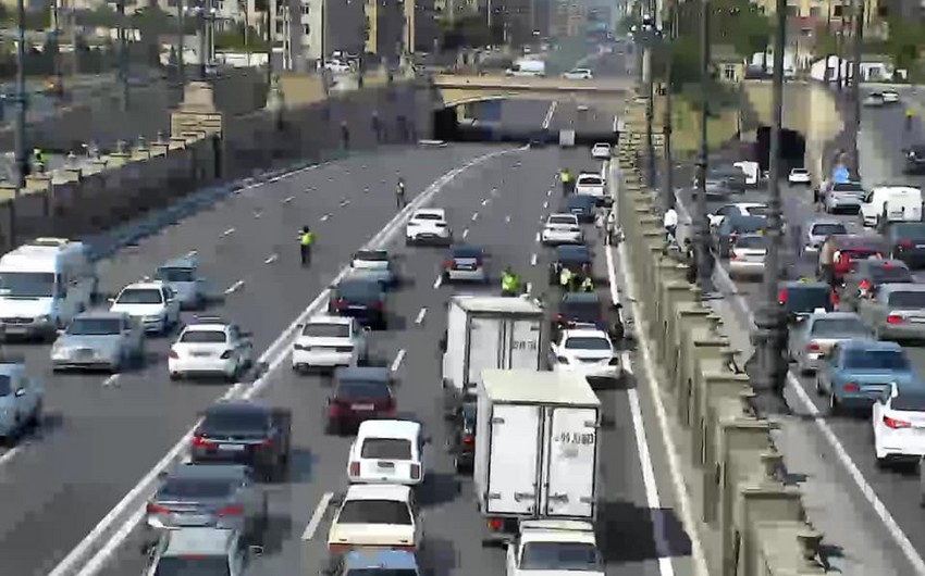 Bakının Heydər Əliyev prospektində yol qəzası baş verib
