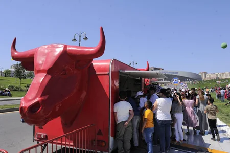 Heydər Əliyev Mərkəzinin parkında Uşaq festivalı keçirilib