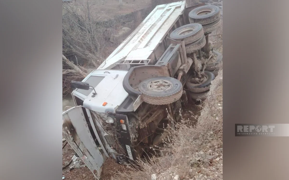 Goranboyda yük avtomobili çaya aşıb, ölən var