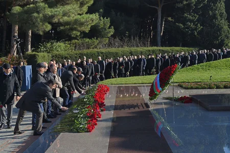 SOCAR management visit Heydar Aliyev’s grave