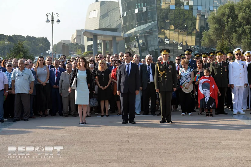 Türkiyənin Azərbaycandakı səfiri Türk Şəhidliyini ziyarət edib