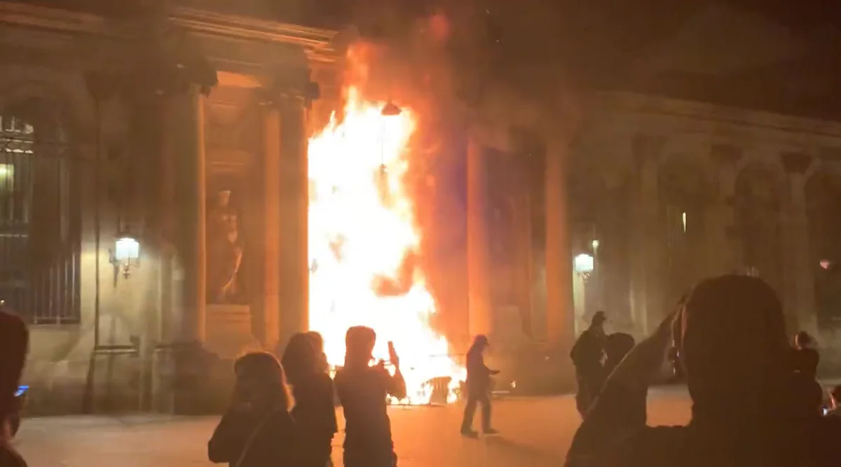 В ходе протестов во французском Бордо неизвестные подожгли здание мэрии