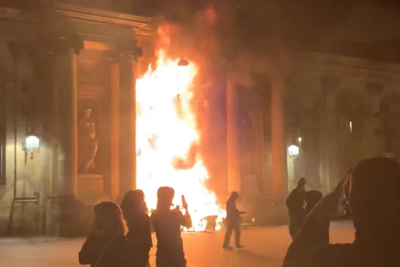 В ходе протестов во французском Бордо неизвестные подожгли здание мэрии