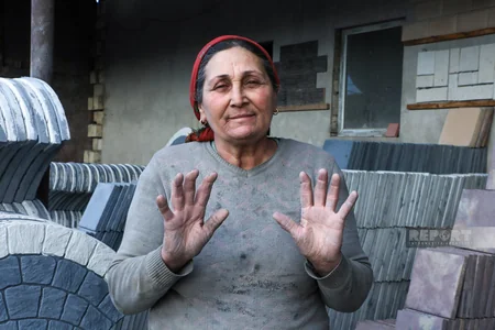 Pulu daşdan çıxan qadın 63 yaşında sosial şəbəkədə fenomen oldu: “Deyirlər övladı haradadır?!” - VİDEO