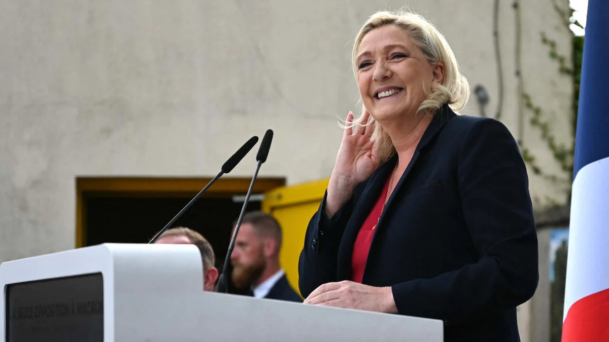 Le Pen Fransa hökumətini dəstəkdən məhrum etməklə hədələyib