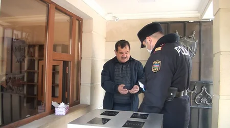 Polis sürücülərə tibbi spirt, maska və əlcək payladı