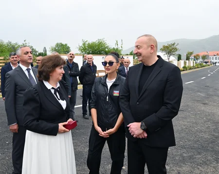 İlham Əliyev və Mehriban Əliyeva Xocalı şəhərinə köçən sakinlərlə görüşüblər - YENİLƏNİB