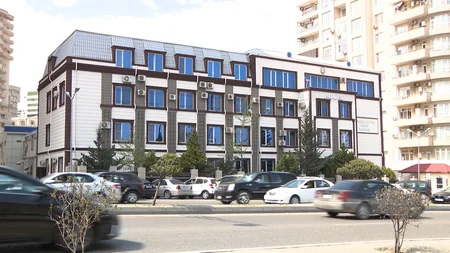 Bakıda qadının qızıl boyunbağısını ələ keçirən keçmiş məhkum saxlanılıb