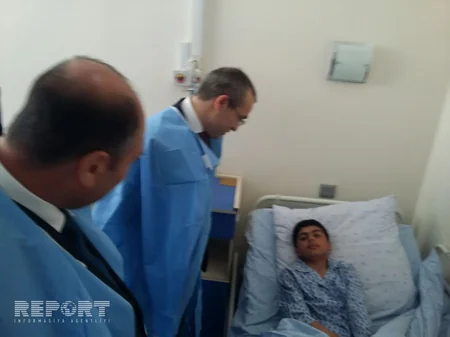 Təhsil naziri Bərdədə ermənilərin yaraladığı məktəbliyə baş çəkib - FOTO
