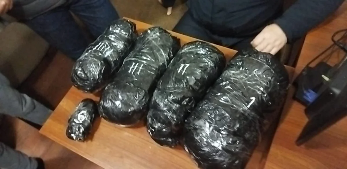 Qəbələdə narkokuryerlik edən dostlar saxlanılıb, 4 kq narkotik aşkarlanıb