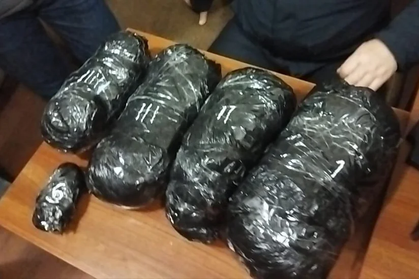 Qəbələdə narkokuryerlik edən dostlar saxlanılıb, 4 kq narkotik aşkarlanıb