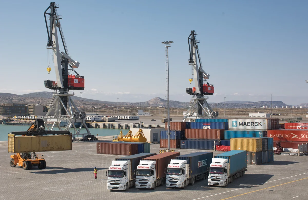 Bakı Limanında iri nəqliyyat vasitələrinin aşırılması 64% artıb