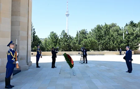 Vyetnam Kommunist Partiyası Mərkəzi Komitəsinin Baş katibi Şəhidlər xiyabanını ziyarət edib