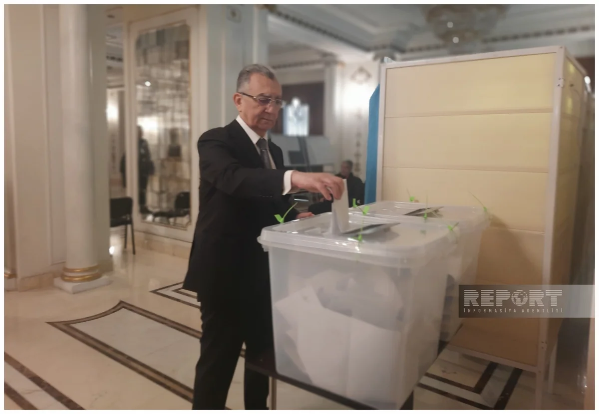 Eldar Əzizov bələdiyyə seçkilərində səs verib