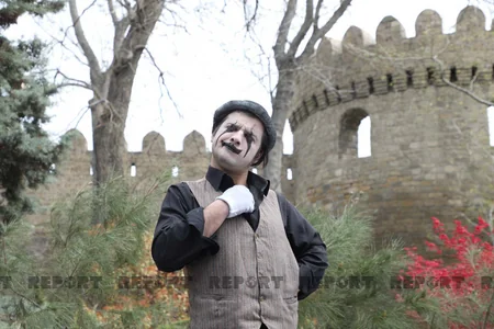 İyirmi altı ölkədə danışmadan sözünü deyən aktyor Bakıdadır  - VİDEO