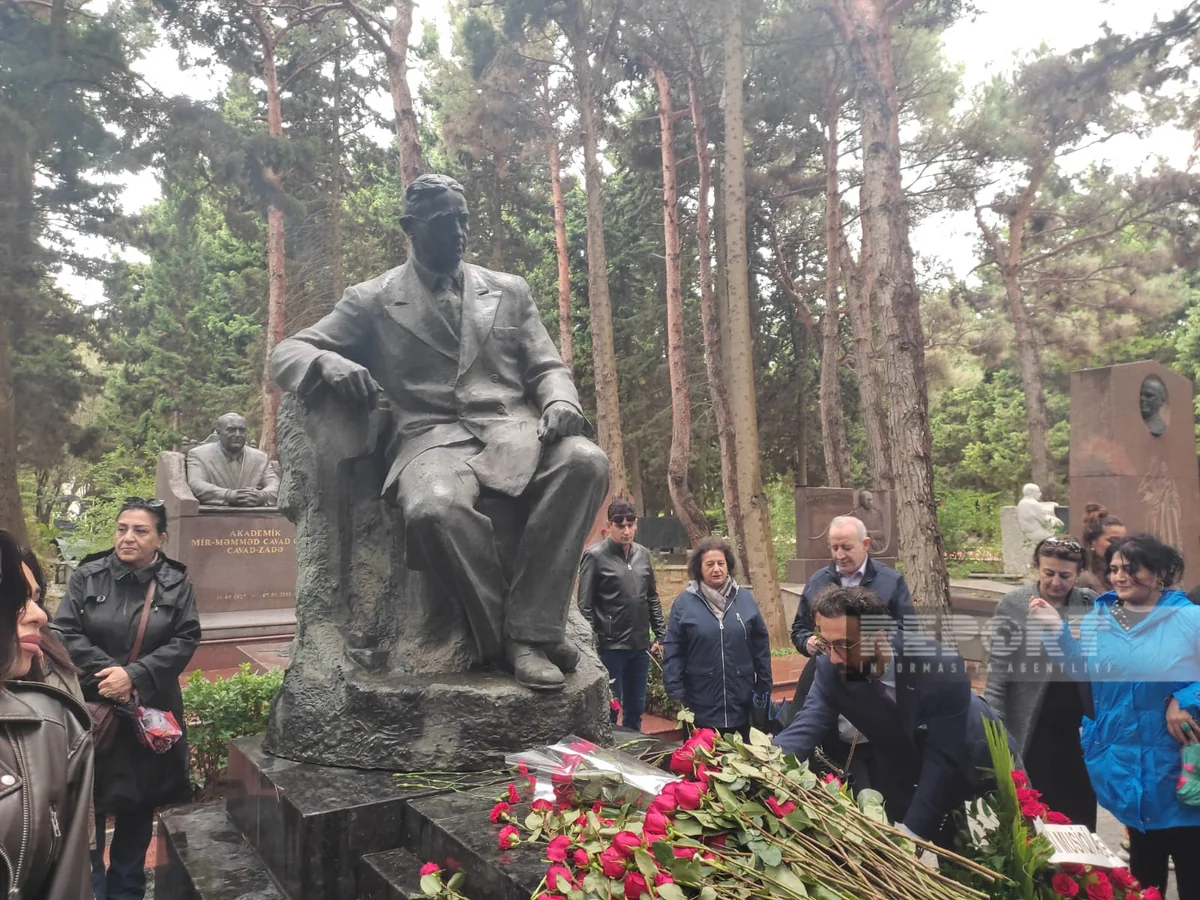 Milli Musiqi Günü münasibətilə Üzeyir Hacıbəylinin məzarı ziyarət olunub