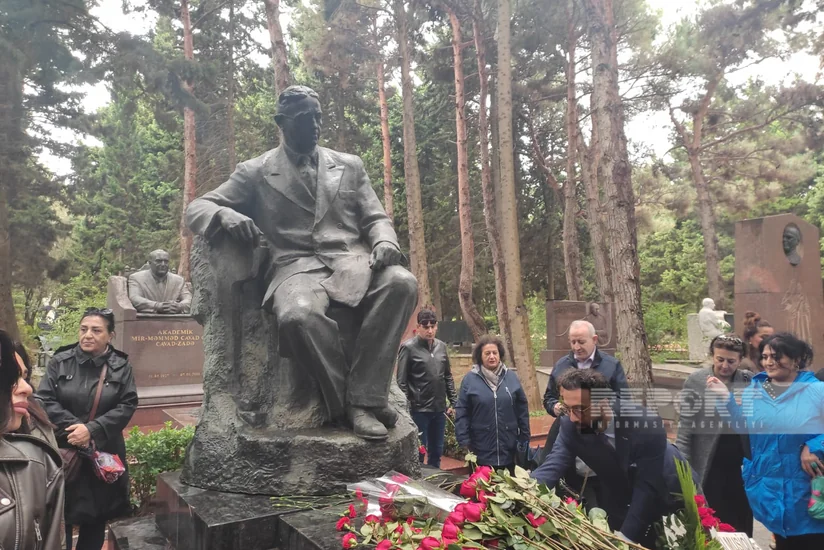 Milli Musiqi Günü münasibətilə Üzeyir Hacıbəylinin məzarı ziyarət olunub