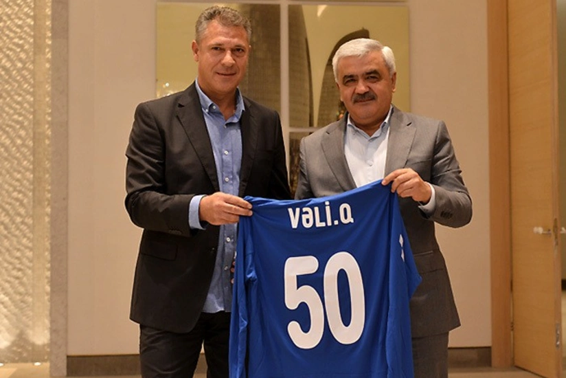 Rövnəq Abdullayev Vəli Qasımovu yubileyi münasibətilə təbrik edib