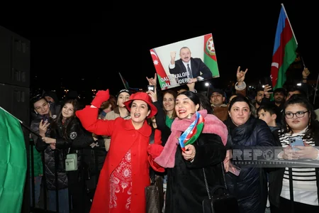 Bakıda Heydər Əliyev Mərkəzinin qarşısında xalq seçkinin ilkin nəticələrini izdihamla qeyd edir