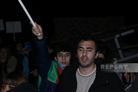 Xankəndi-Laçın yolunda aksiya iştirakçıları vətənpərvərlik ruhunda mahnılar ifa edirlər