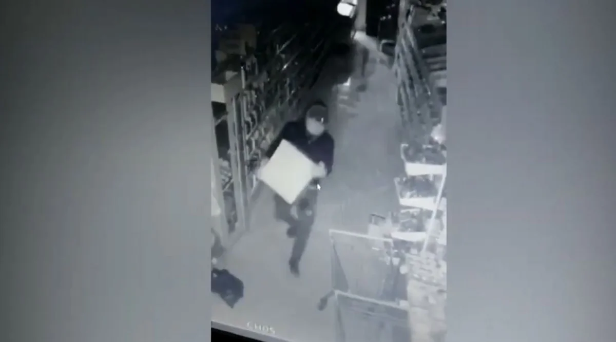 Bakıda marketdən seyf oğurlayan şəxs kameraya düşdü