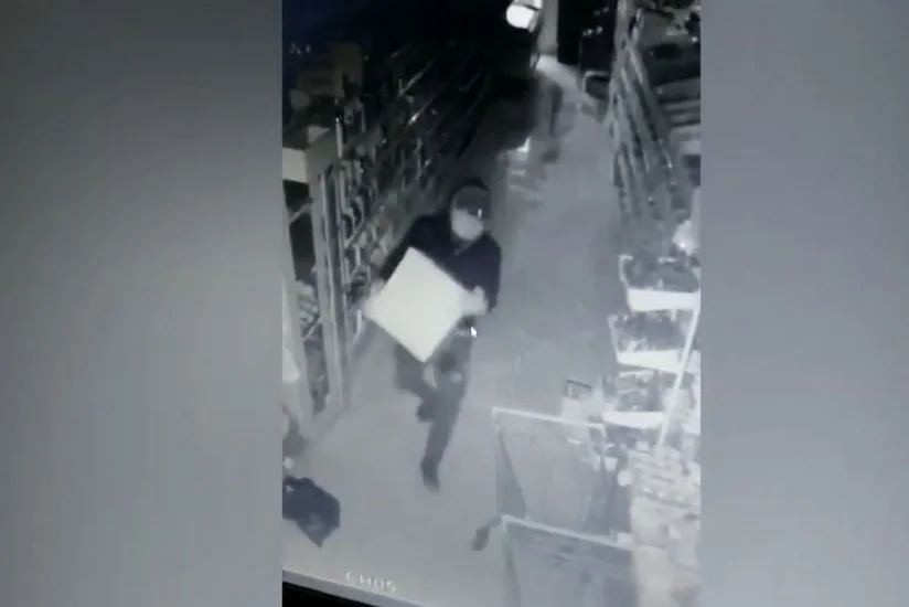 Bakıda marketdən seyf oğurlayan şəxs kameraya düşdü