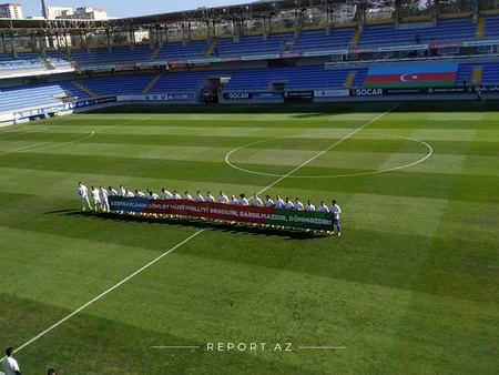 Нефтчи и Сабах вышли на поле со специальными панкартами