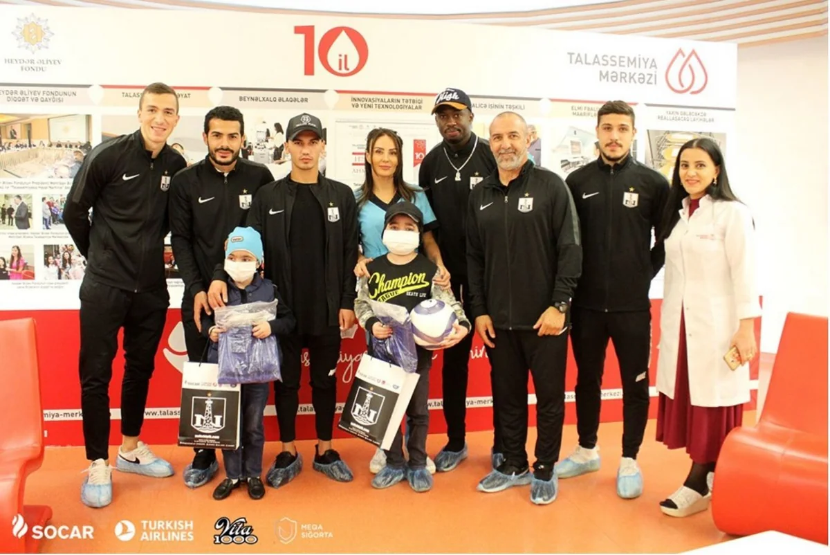 Neftçinin baş məşqçisi və futbolçuları talassemiyadan müalicə olunan uşaqlarla görüşüb