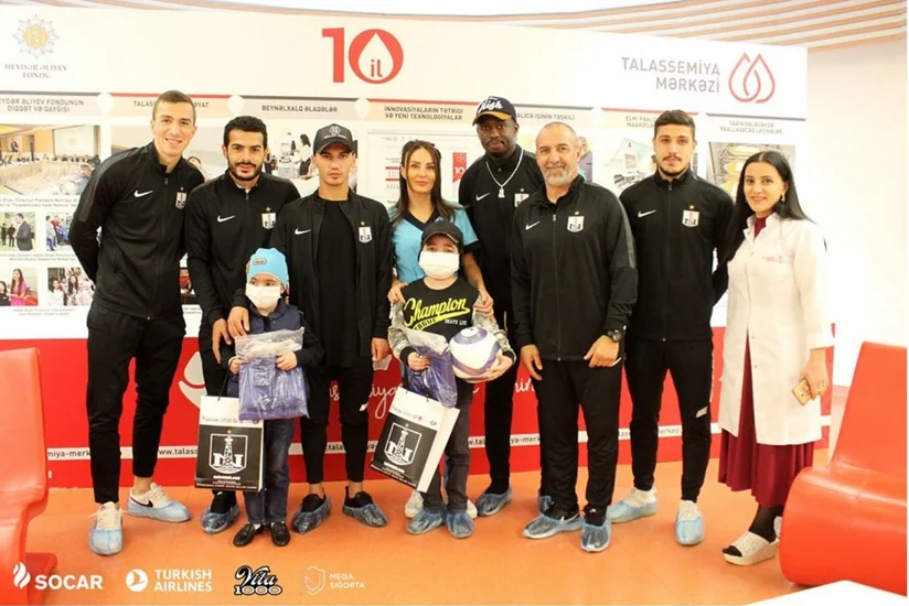 Neftçinin baş məşqçisi və futbolçuları talassemiyadan müalicə olunan uşaqlarla görüşüb