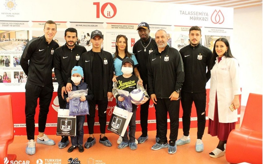 Neftçinin baş məşqçisi və futbolçuları talassemiyadan müalicə olunan uşaqlarla görüşüb