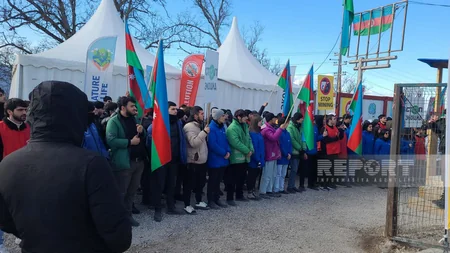 На дороге Ханкенди-Лачын продолжается акция протеста с требованием положить конец экотеррору