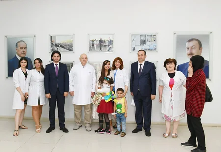 Leyla Əliyeva Bakının bir sıra tibb müəssisələrində müalicə alan uşaqlarla görüşüb