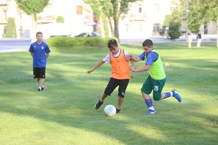 Heydər Əliyev Mərkəzinin parkında uşaqlar arasında futbol turniri olub