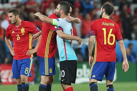 Türkiyə - İspaniya matçında azarkeşlər Arda Turanı fitə basıblar