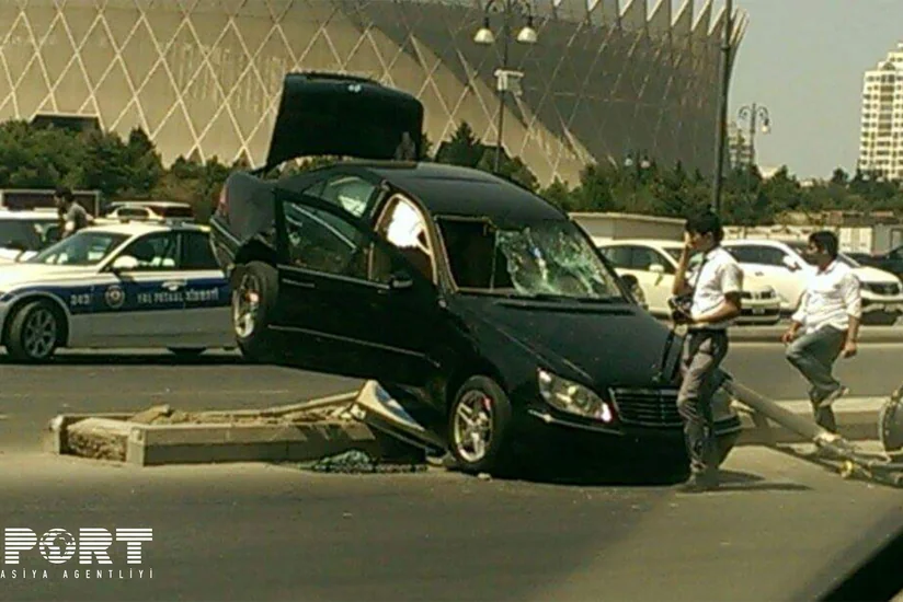 В Баку автомобиль врезался в осветительную опору - ФОТО