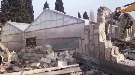 Bərdədə qanunsuz tikili sökülüb