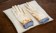 Запачканные кровью перчатки Линкольна продали на аукционе за $1,5 млн