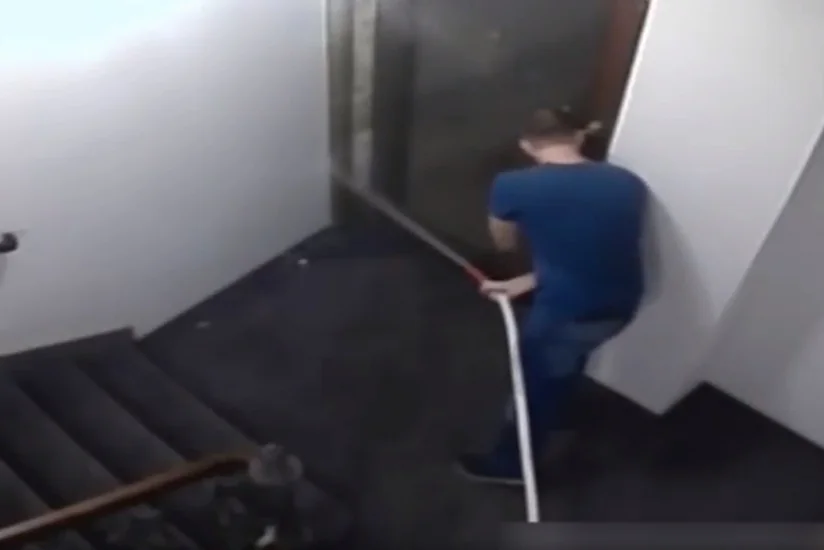 В Чехии турист под наркотиками попытался превратить отель в бассейн - ВИДЕО