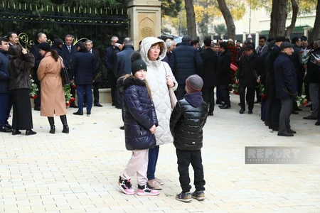 Azərbaycan xalqı Fəxri xiyabanda Ümummilli Liderin məzarını ziyarət edir