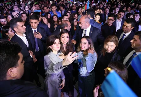 Heydər Əliyev Mərkəzinin parkında Müstəqillik Günü münasibətilə konsert olub
