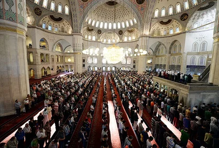 Ramazan bayramını bu gün qeyd edən ölkələrdə bayram namazı qılınıb - FOTO