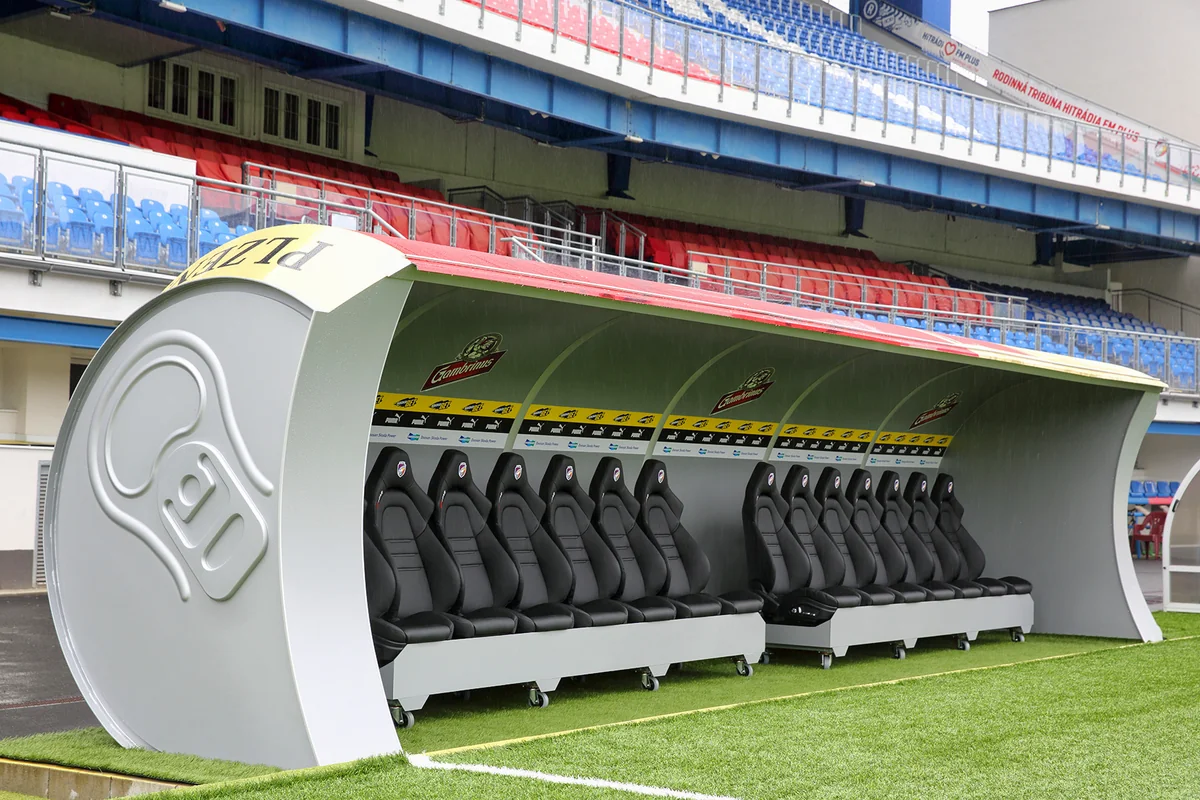 Çexiya klubu ev oyunlarını keçirdiyi stadionda pivə qutuları formasında ehtiyat oyunçular skamiyası quraşdırıb