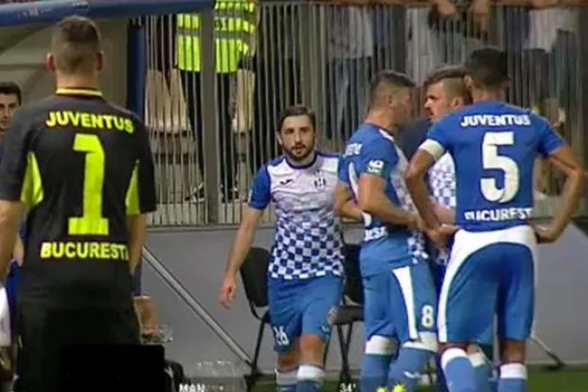 Rumıniya klubunun futbolçusu penaltini vura bilməyən komanda yoldaşı ilə dalaşıb - VİDEO