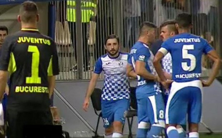 Rumıniya klubunun futbolçusu penaltini vura bilməyən komanda yoldaşı ilə dalaşıb - VİDEO