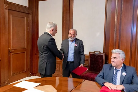 Naxçıvanda şəhid ailələrinə, qazilərə mənzillər və avtomobillər verilib